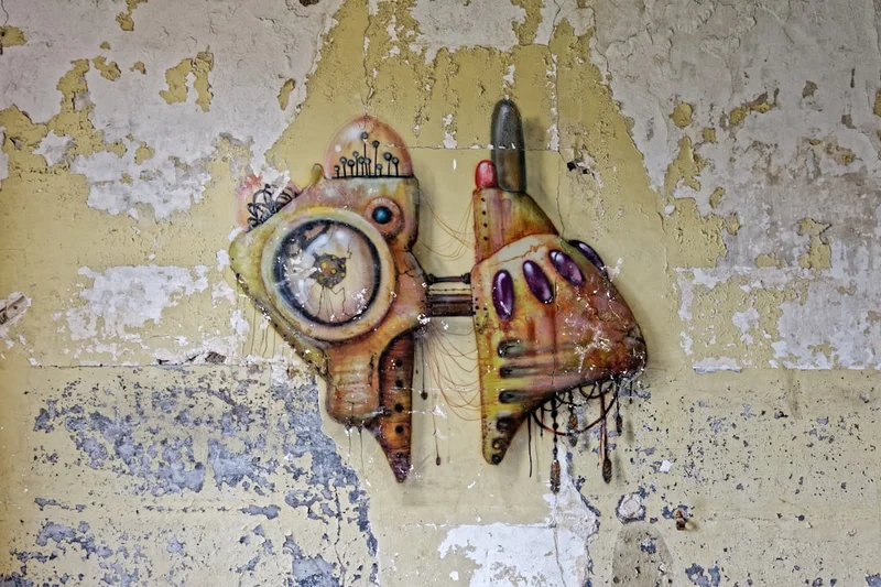 Dettaglio artistico di un impianto idraulico con orologio